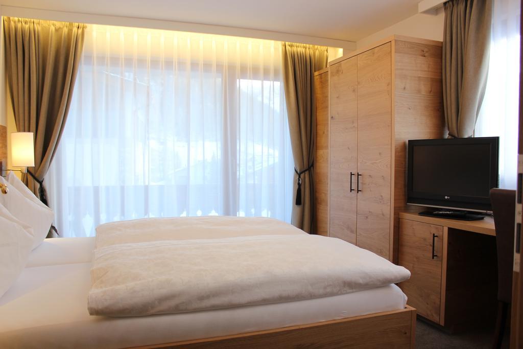 Waldpark Hotel Garni Samnaun Room photo